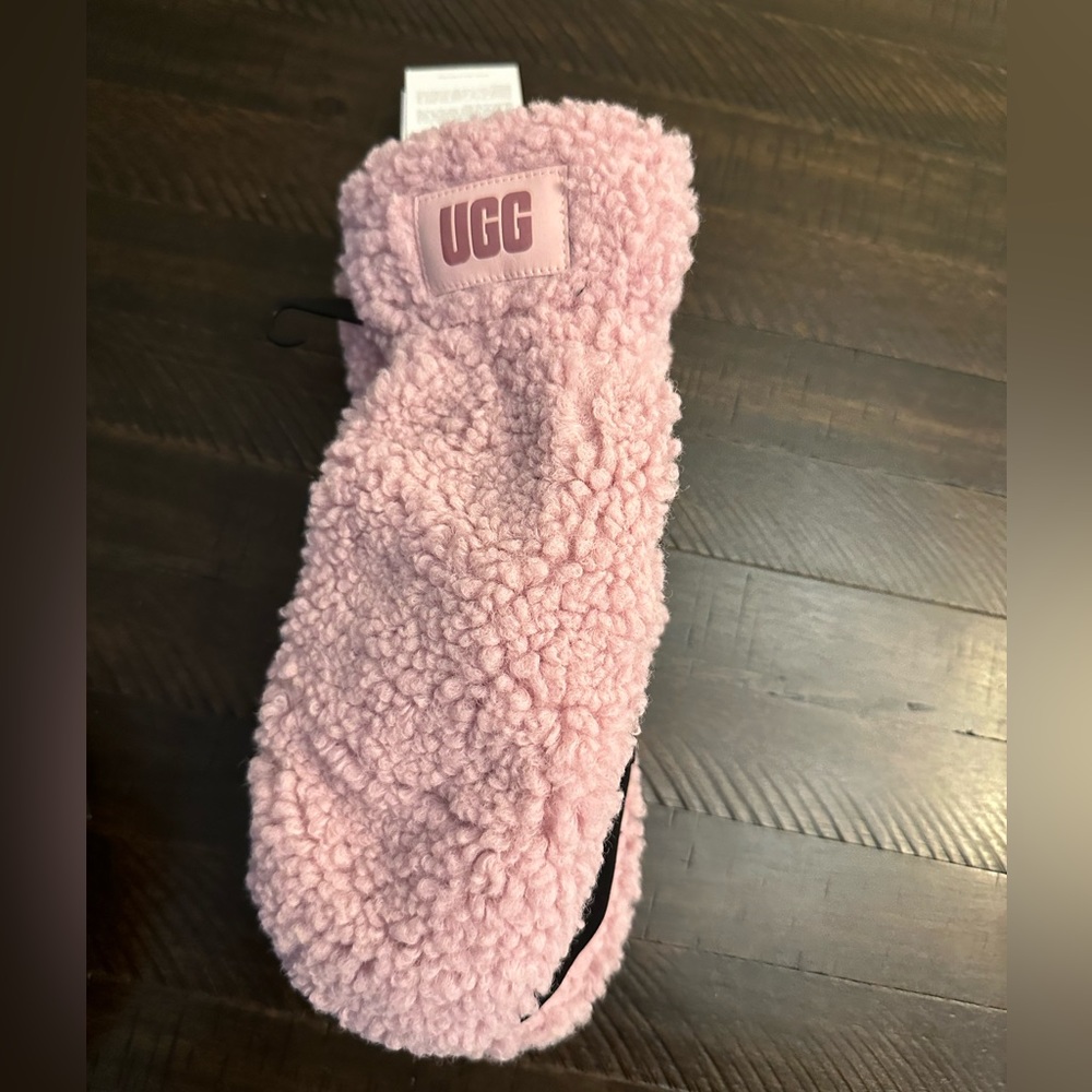 UGG Sherpa mitten with logo